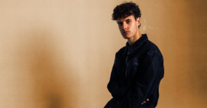 Fabian regresa con «Golpe» y estrena videoclip protagonizado por Gia Meier